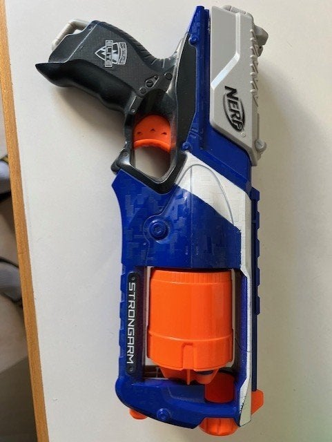 Nerf Elite Strongarm Blaster met pijltjes, Kinderen en Baby's, Speelgoed | Buiten | Actiespeelgoed, Ophalen of Verzenden, Gebruikt