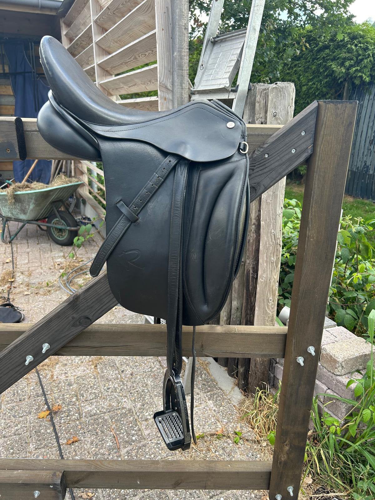 Rossner dressuur zadel 16 inch, Dieren en Toebehoren, Gebruikt, Dressuur, Ophalen of Verzenden, Kniewrongen