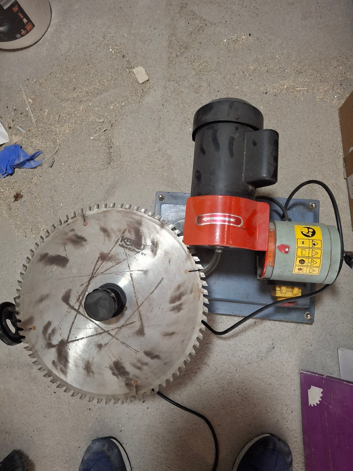 Slijpmachine voor zaagbladen, Ophalen of Verzenden, Gebruikt, 1000 watt of meer, Werkbankslijpmachine