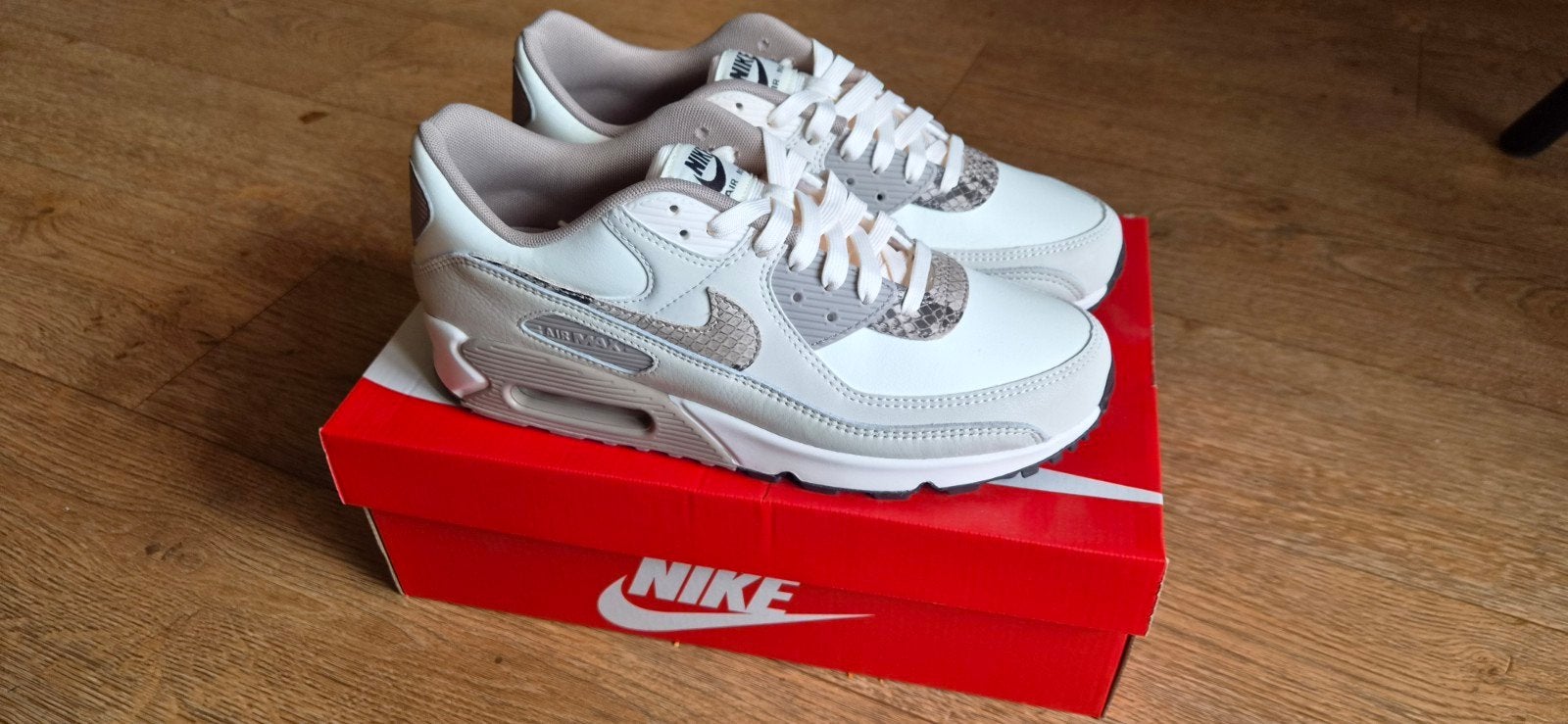 Nike Air Max 90 AMD 2 Light Snakeskin Maat 43 Nieuw, Kleding | Dames, Schoenen, Ophalen of Verzenden