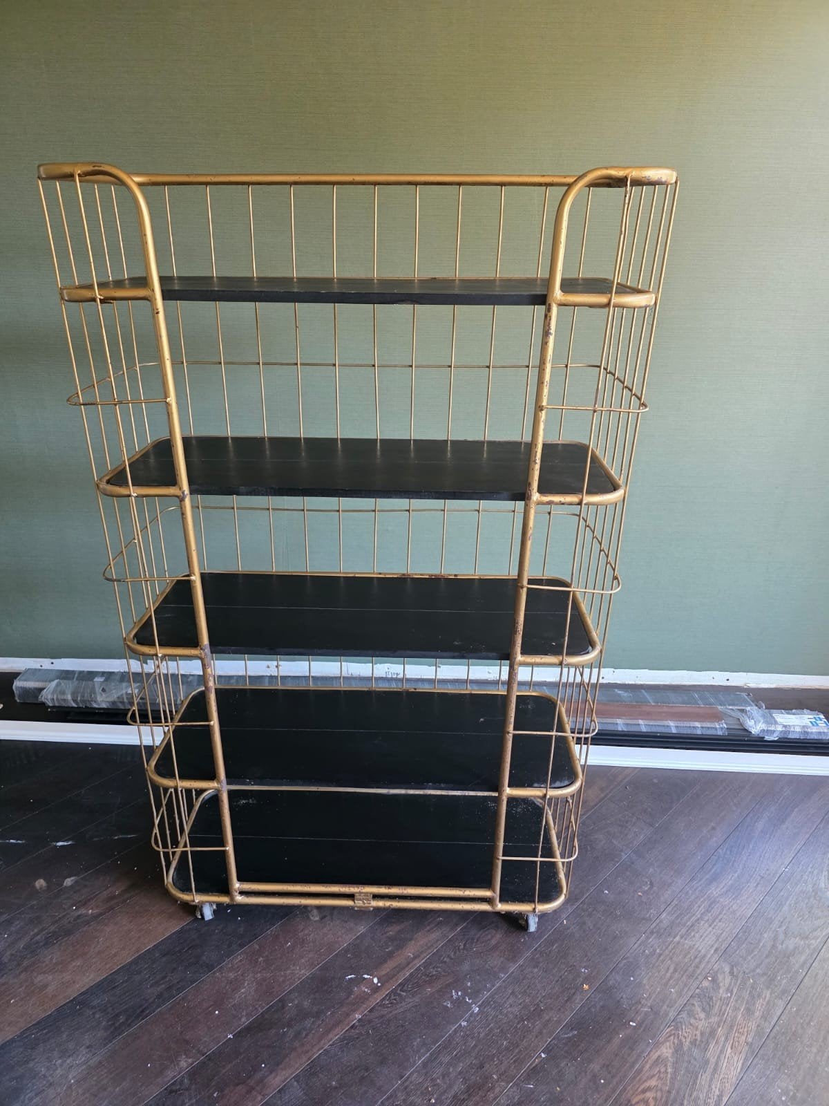 Industrieel goudkleurige metalen bakkerskast met houten plan, Met plank(en), Gebruikt, 100 tot 150 cm, 150 tot 200 cm