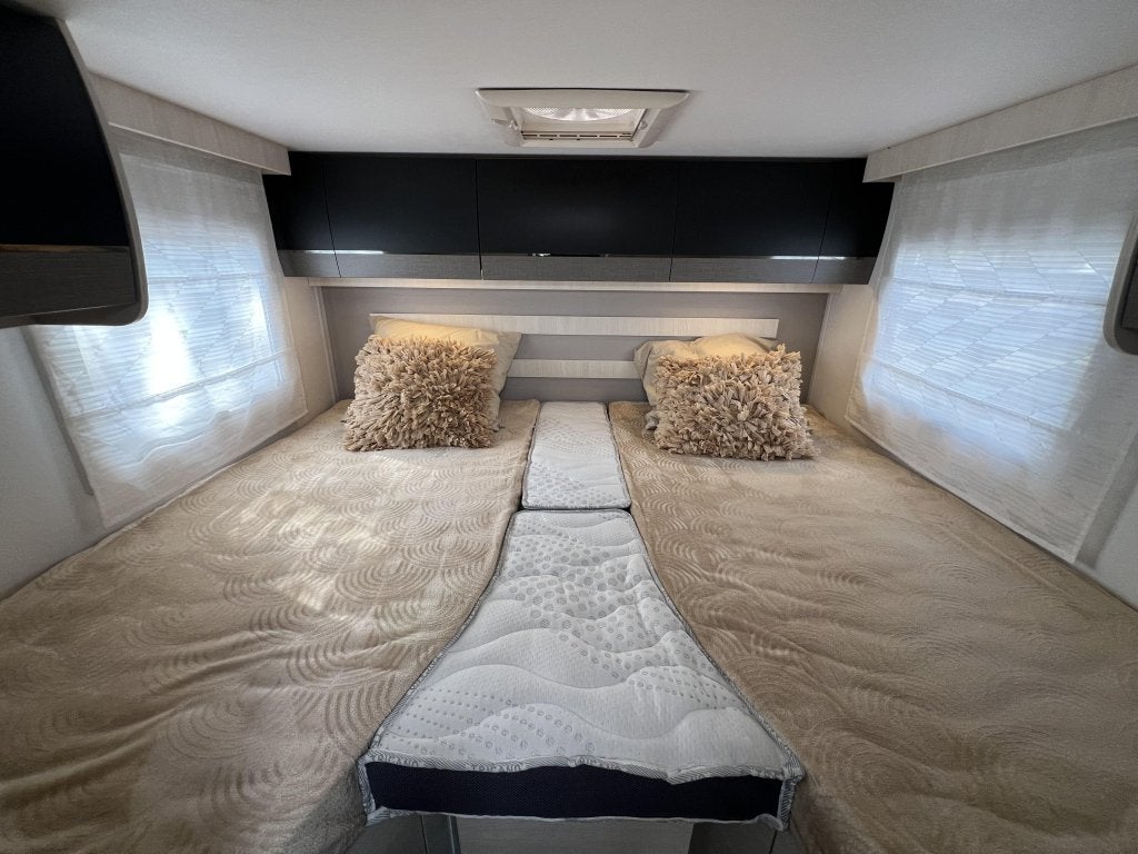 Challenger Graphite 337 GA ENKELE BEDDEN+HEFBED+FACE TO FACE, Caravans en Kamperen, Automaat, Ford, Vloeistofverwarming, 7 tot 8 meter