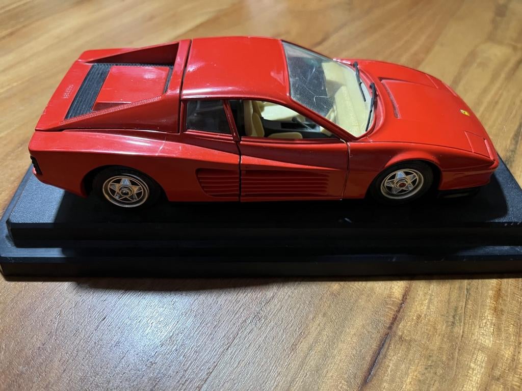 Bburago schaalmodel van een Ferrari Testarossa uit 1984. , Hobby en Vrije tijd, Modelauto's | 1:24, Ophalen of Verzenden, Zo goed als nieuw
