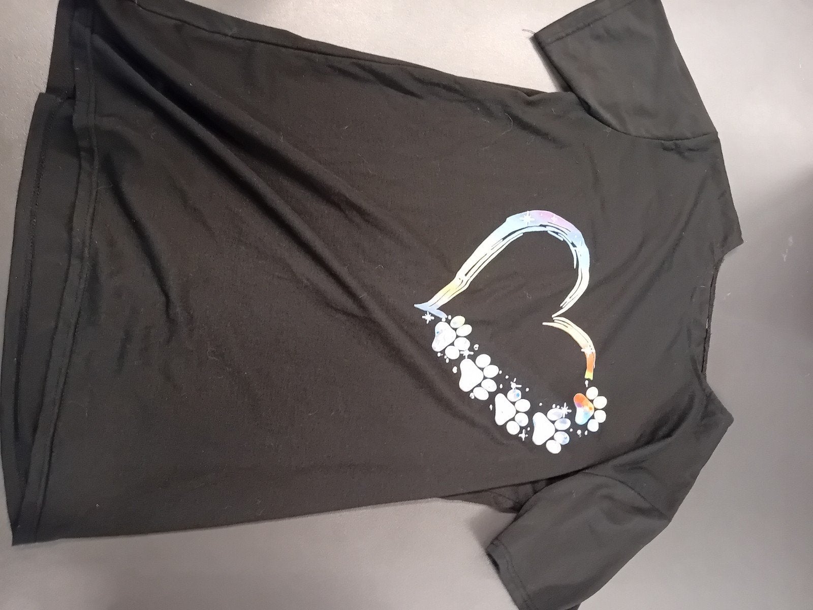 Zwart T-shirt met hart en pootafdrukken - Maat M, Kleding | Dames, T-shirts, Zwart, Zo goed als nieuw, Korte mouw, Ophalen