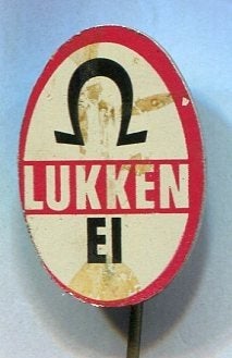 Lukken ei rood/zwart op blik speldje ( W_246), Verzamelen, Verzenden, Zo goed als nieuw, Merk, Speldje of Pin