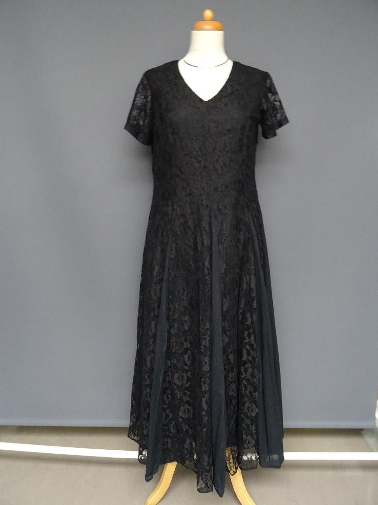 MAXILANGE kanten jurk maat 40, gevoerd en wijde rok., Kleding | Dames, Jurken, Maat 38/40 (M), Zwart, Ophalen of Verzenden, Onder de knie