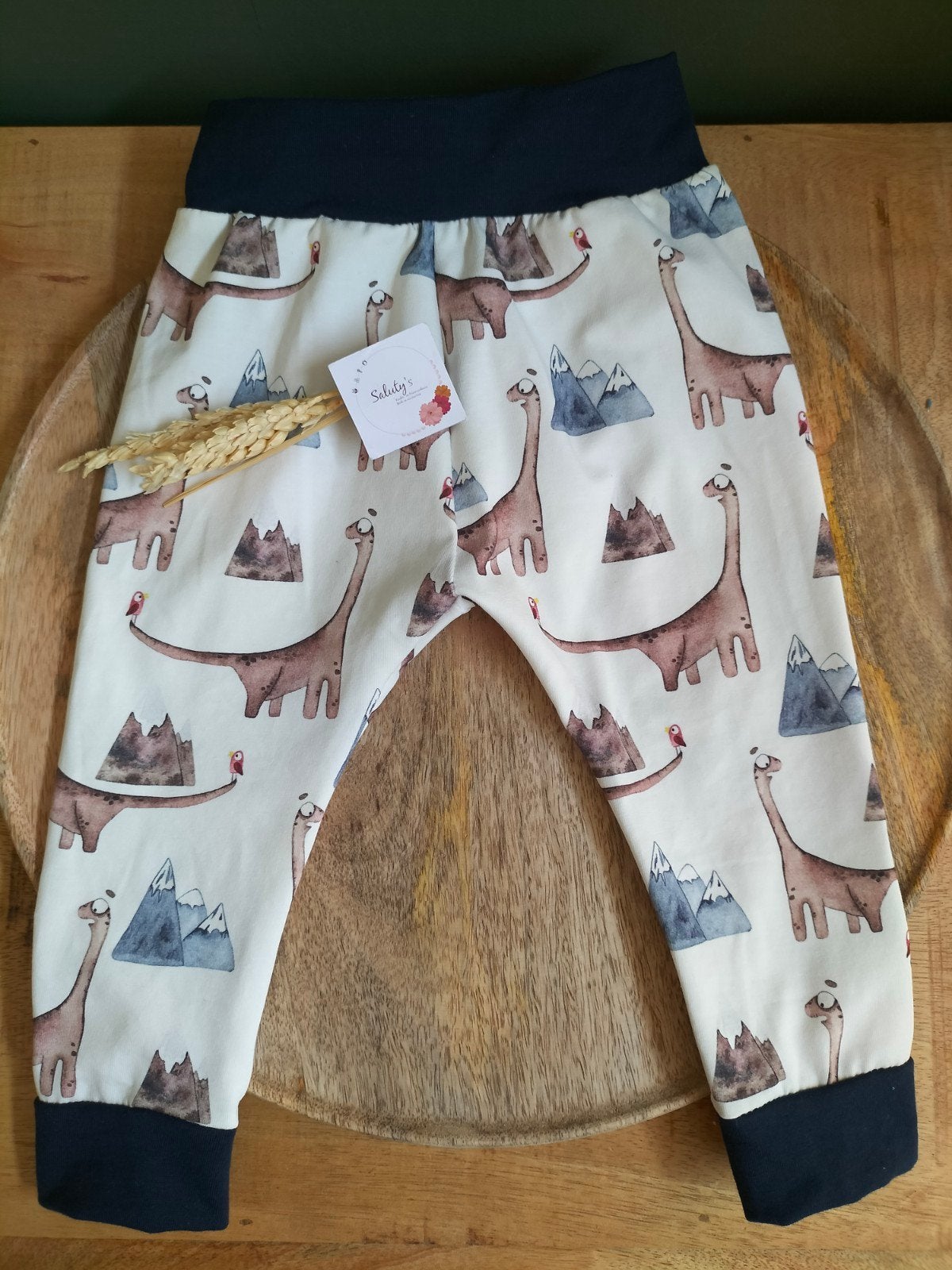 Nieuw handgemaakt • broekje Dino Maat 74, Kinderen en Baby's, Babykleding | Maat 74, Broekje, Nieuw, Ophalen of Verzenden, Saluty's kinder- en kraamcadeaus