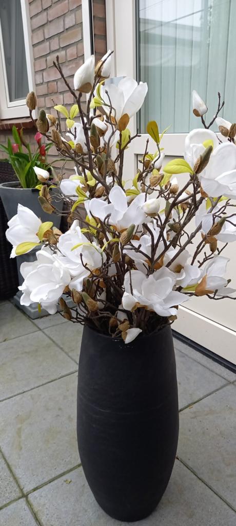 Magnolia kunstbloemen in zwarte stenen bloempot, Ophalen