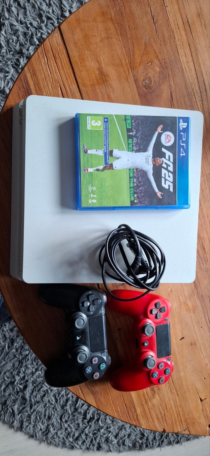 PlayStation 4 Slim met 2 controllers en FIFA 23