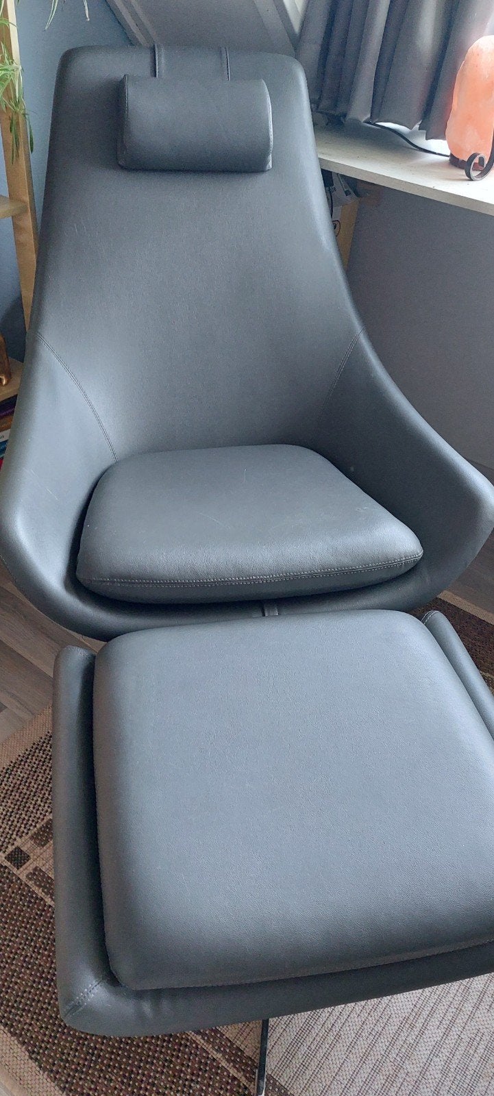 4 stoelen en 2 voetenbankjes, Ophalen, Gebruikt, Leer, Vier