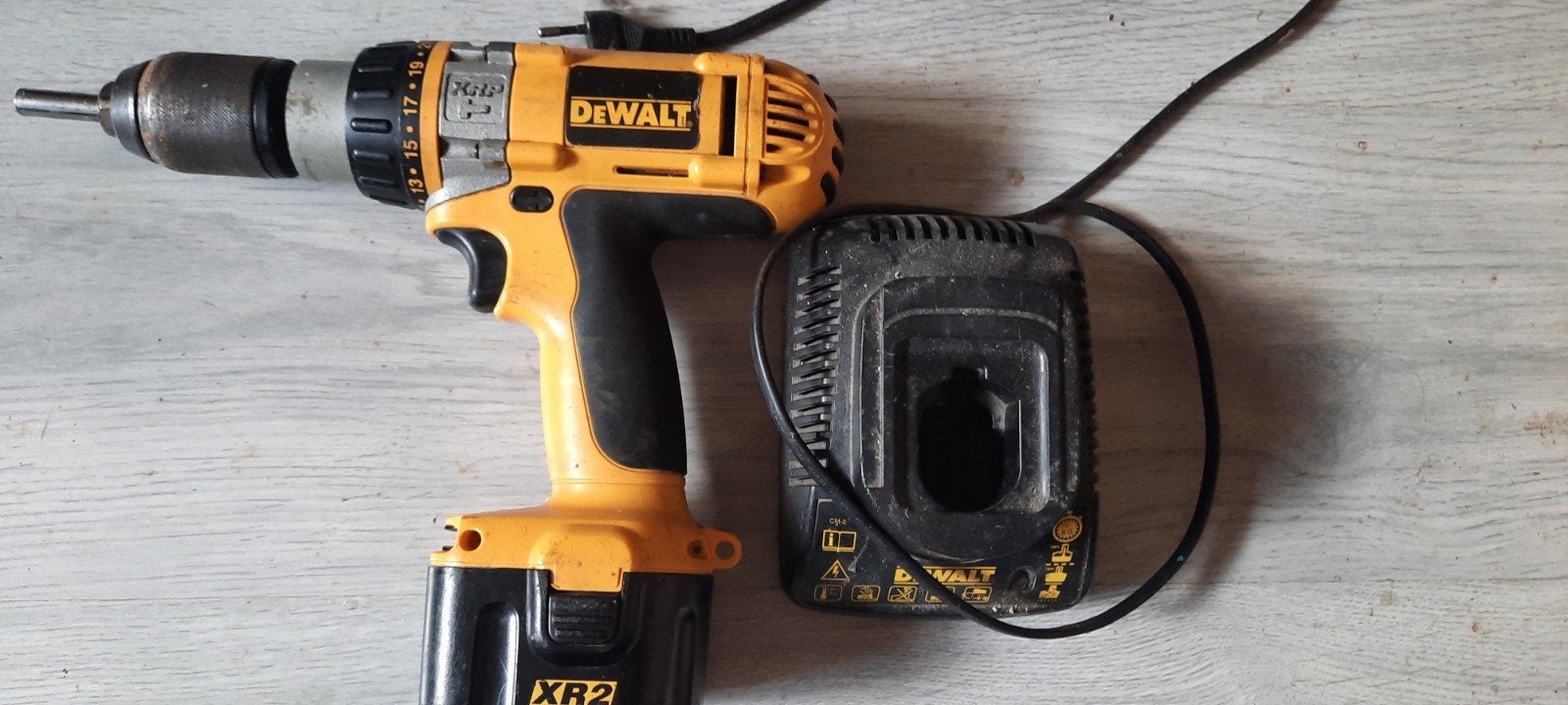 makita xr2 boormachine met oplader (defecte batterij), Gebruikt, Variabele snelheid, 400 tot 600 watt, Ophalen
