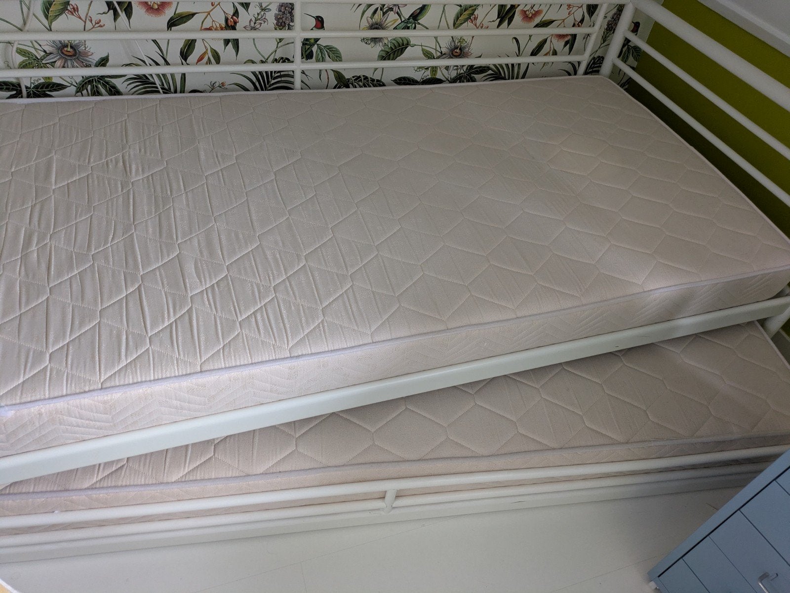Wit metalen bed met uitschuifbaar logeerbed, Ophalen of Verzenden, Zo goed als nieuw, Eenpersoons, 90 cm