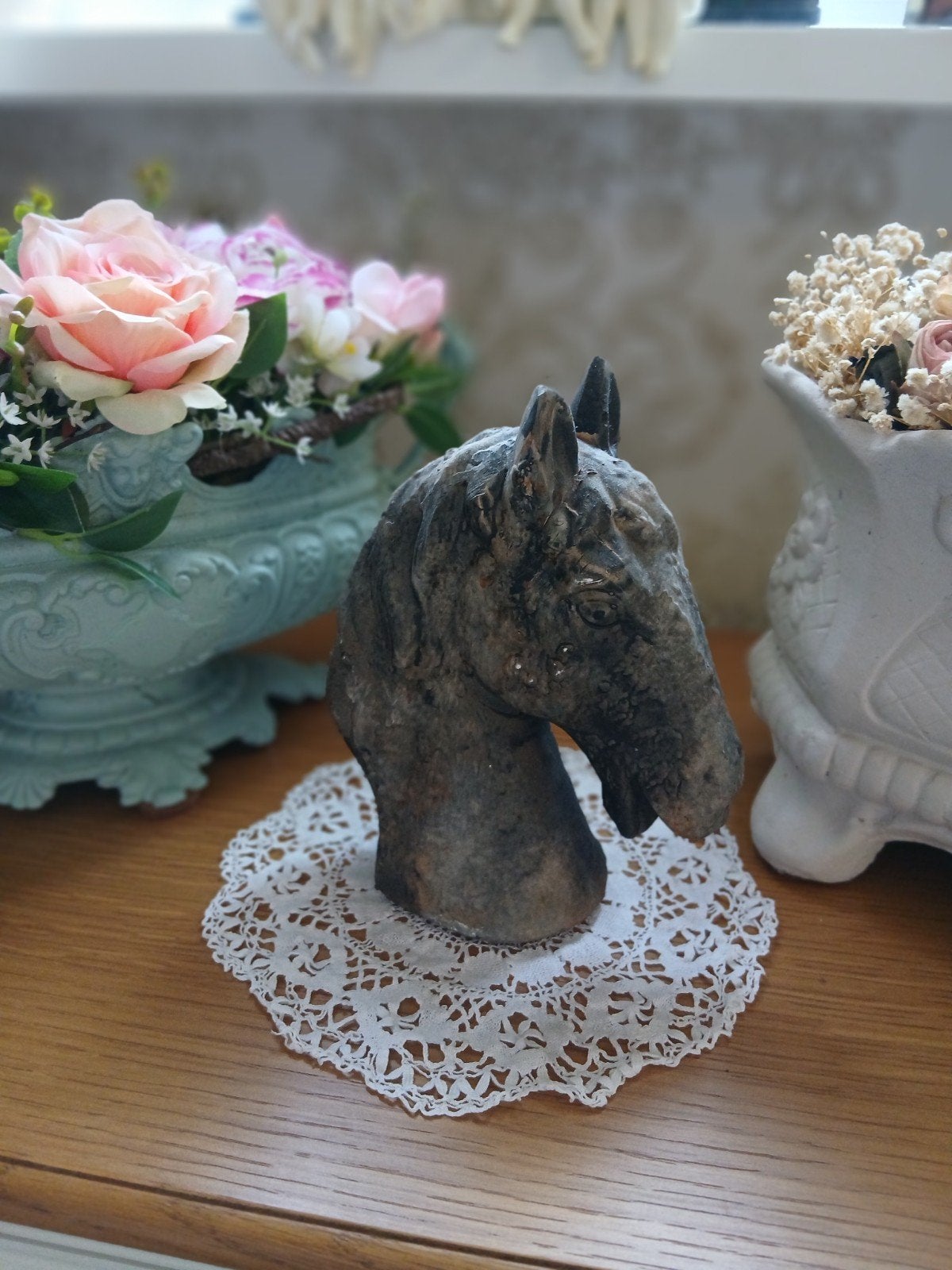 Decoratief paardenhoofd van steen op houten sokkel, Ophalen of Verzenden, Gebruikt, Grijs, Steen/keramiek