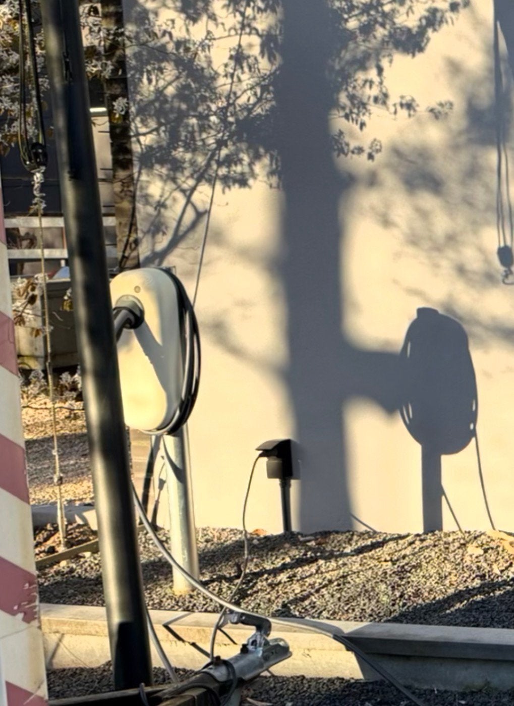Lolo laadpaal met vaste lange kabel en betonvoet, Ophalen, Zo goed als nieuw