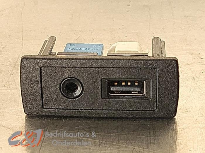 AUX/USB aansluiting van een Mercedes Vito, Gebruikt, -, Ophalen of Verzenden, -
