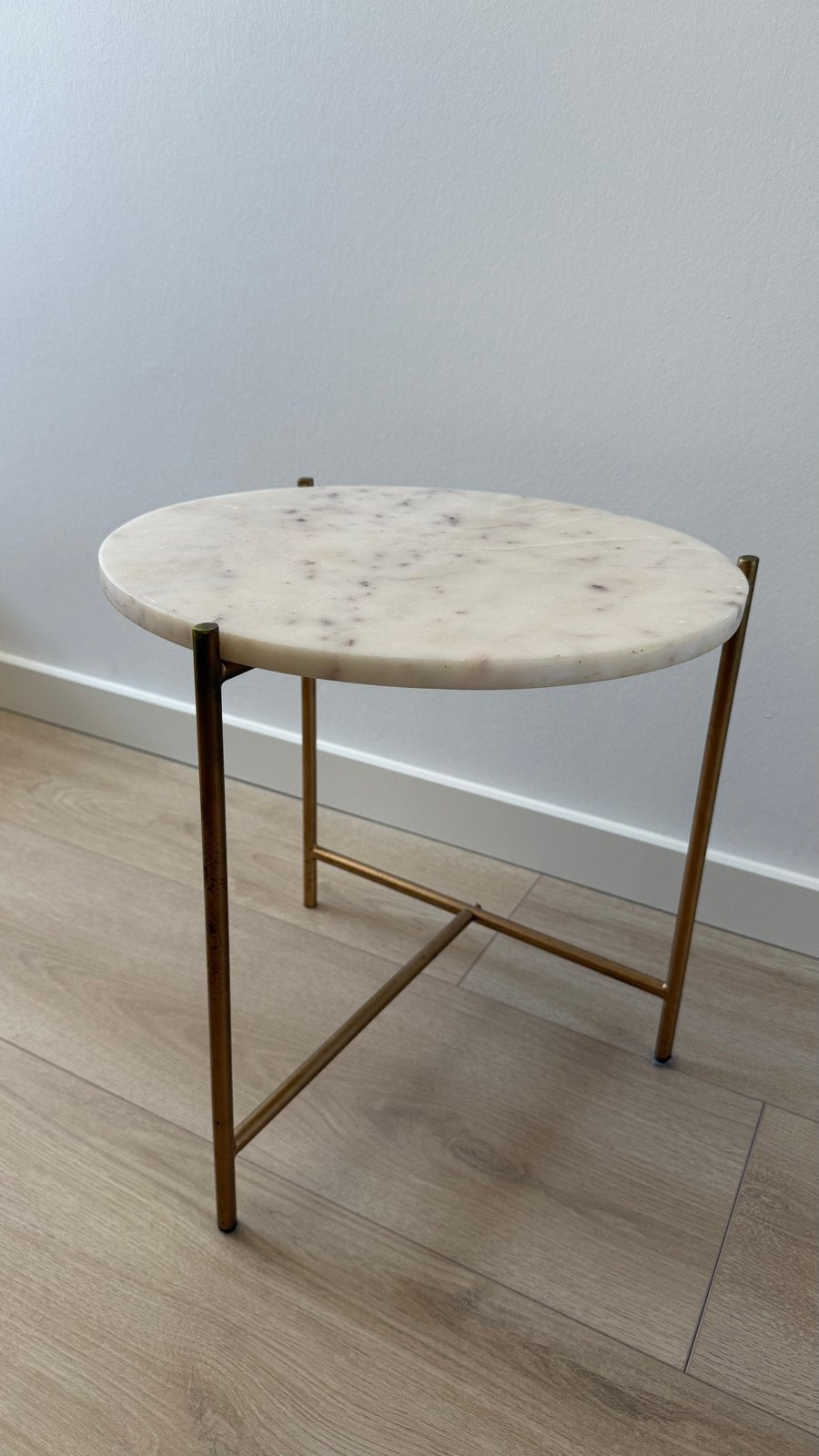 Stijlvolle ecru Marmeren bijzettafel met Gouden onderstel, Huis en Inrichting, Overige materialen, Minder dan 55 cm, Rond, Zo goed als nieuw