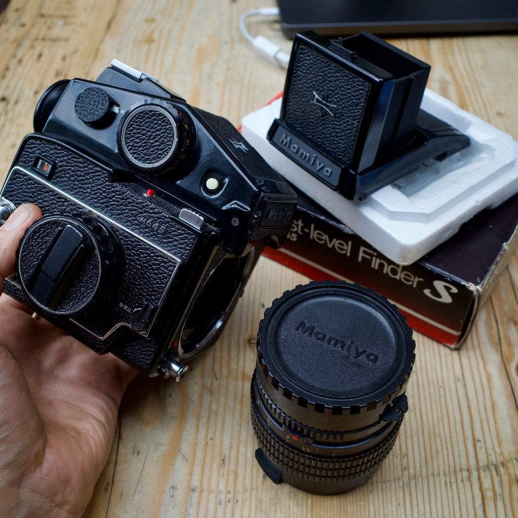 Mamiya 645 / Sekor 80mm 1.9, Prisma en waist-level finder.