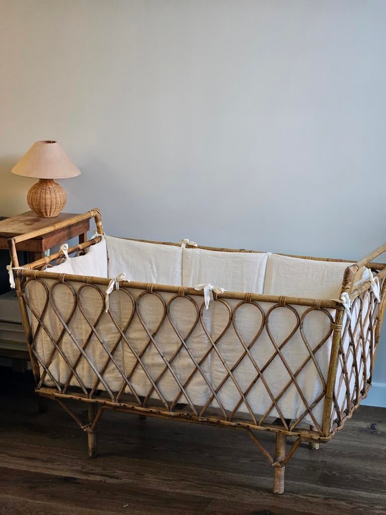 Vintage rotan ledikant met natuurmatrasje en linnen bumper, Kinderen en Baby's, Babywiegjes en Ledikanten, Ophalen, Gebruikt, Ledikant