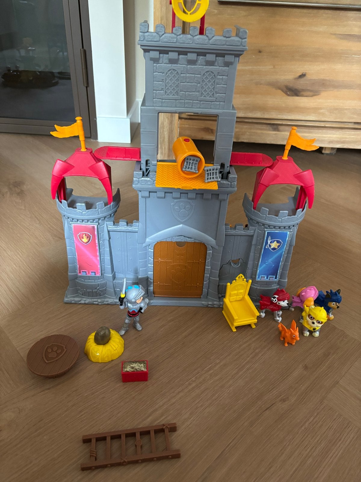 Paw Patrol Kasteel met kanon, pups en accessoires, Ophalen, Gebruikt