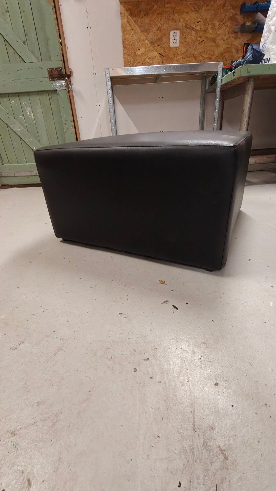 Zwarte poef / hocker met afneembaar dienblad, Ophalen, Vierkant, Leer, 75 tot 100 cm