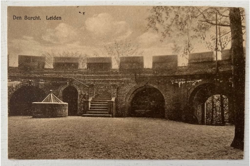Oude Ansichtkaart - Leiden - Hotel Den Burcht, Ophalen of Verzenden, 1920 tot 1940, Gelopen, Zuid-Holland