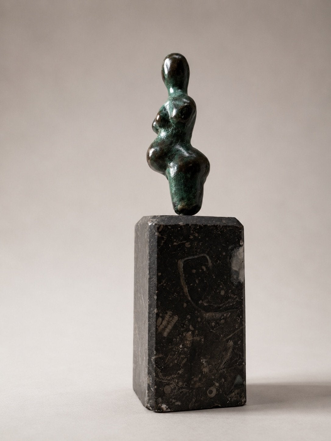 Abstract bronzen vrouwentorso op marmeren sokkel – modernist, Antiek en Kunst, Kunst | Beelden en Houtsnijwerken, Ophalen of Verzenden