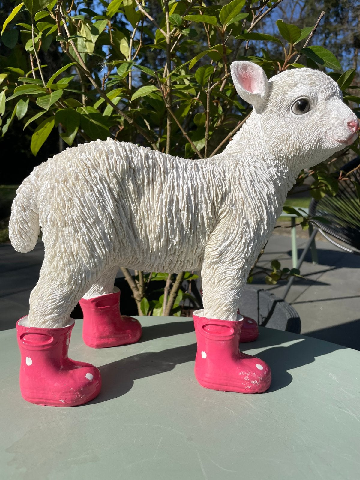 Lam schaap roze regenlaarsjes beeld tuin boerderij lente, Tuin en Terras, Ophalen of Verzenden, Nieuw, Kunststof, Dierenbeeld