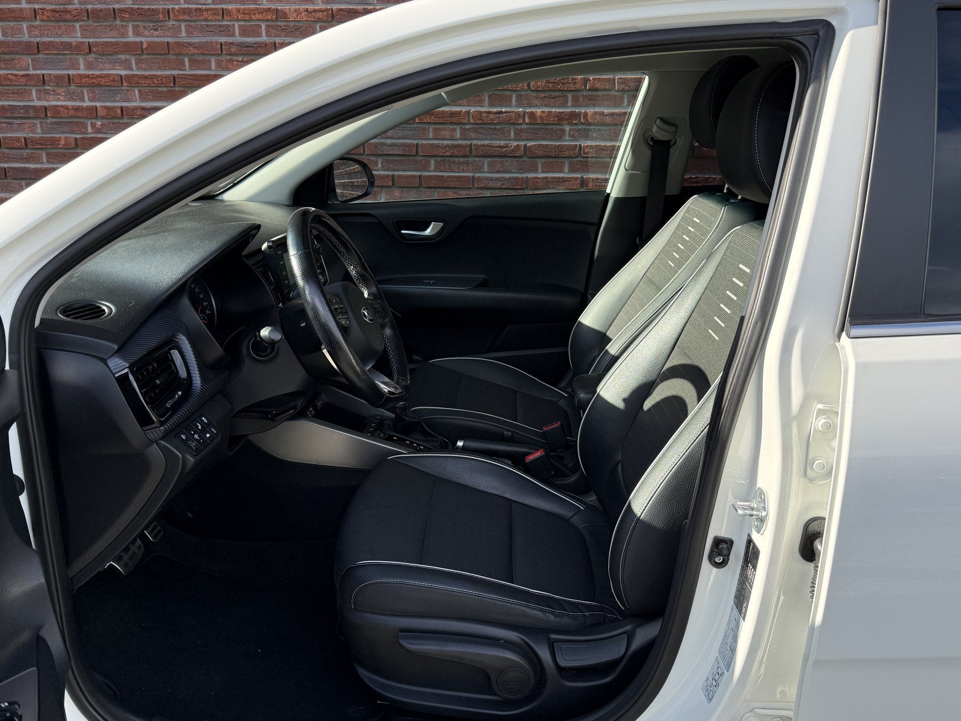 Kia Rio 1.0 TGDI GT-Line 120pk Automaat Stoel + Stuurverw. A, Auto's, 12 maanden, Gebruikt, Zwart, Leder en Stof