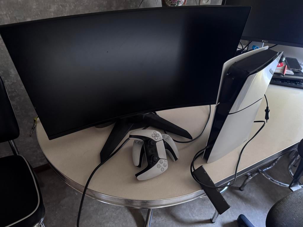 Ps 5+new monitor and 2 controller, Ophalen, Refurbished