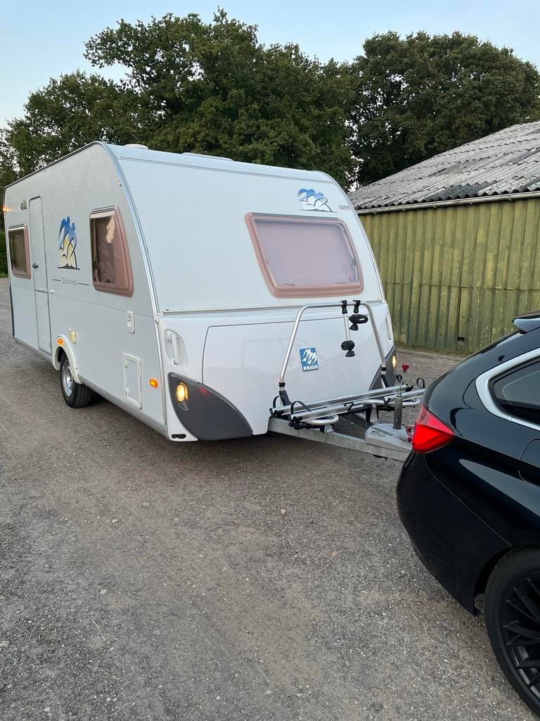 Knaus Sudwind 450 - Compacte en comfortabele caravan, Caravans en Kamperen, Schokbreker, Vast bed, Rondzit, Particulier