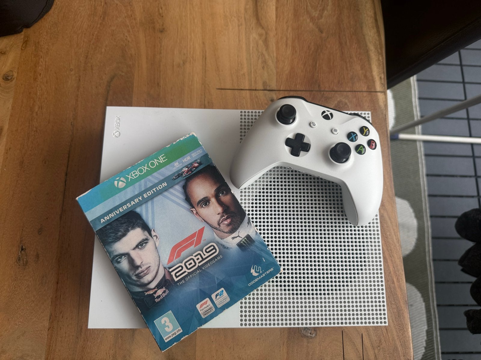 Xbox One S 500GB + Controller + F1 2019 | Nette staat, Spelcomputers en Games, Games | Xbox One, Gebruikt, Racen en Vliegen, 1 speler