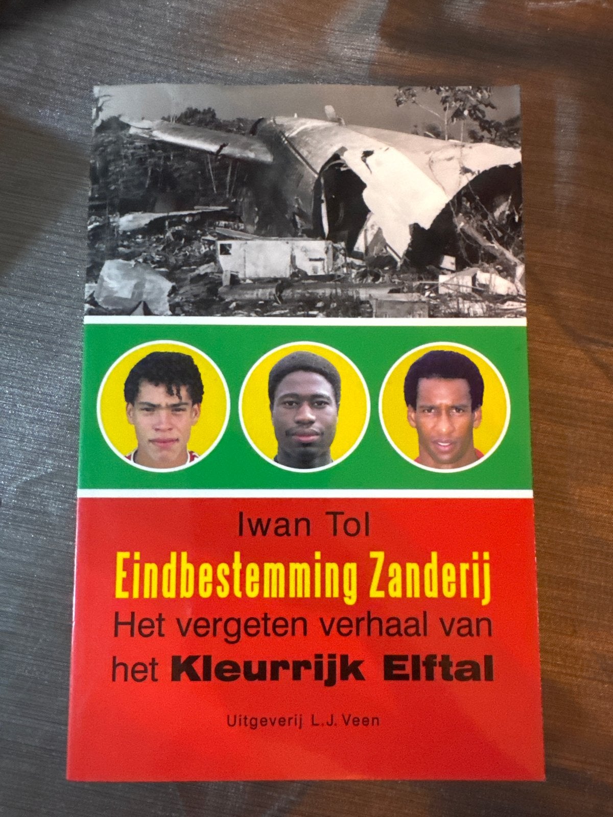 Eindbestemming Zanderij: Het vergeten verhaal van het Kleurr, Ophalen of Verzenden, Zo goed als nieuw, Nederland