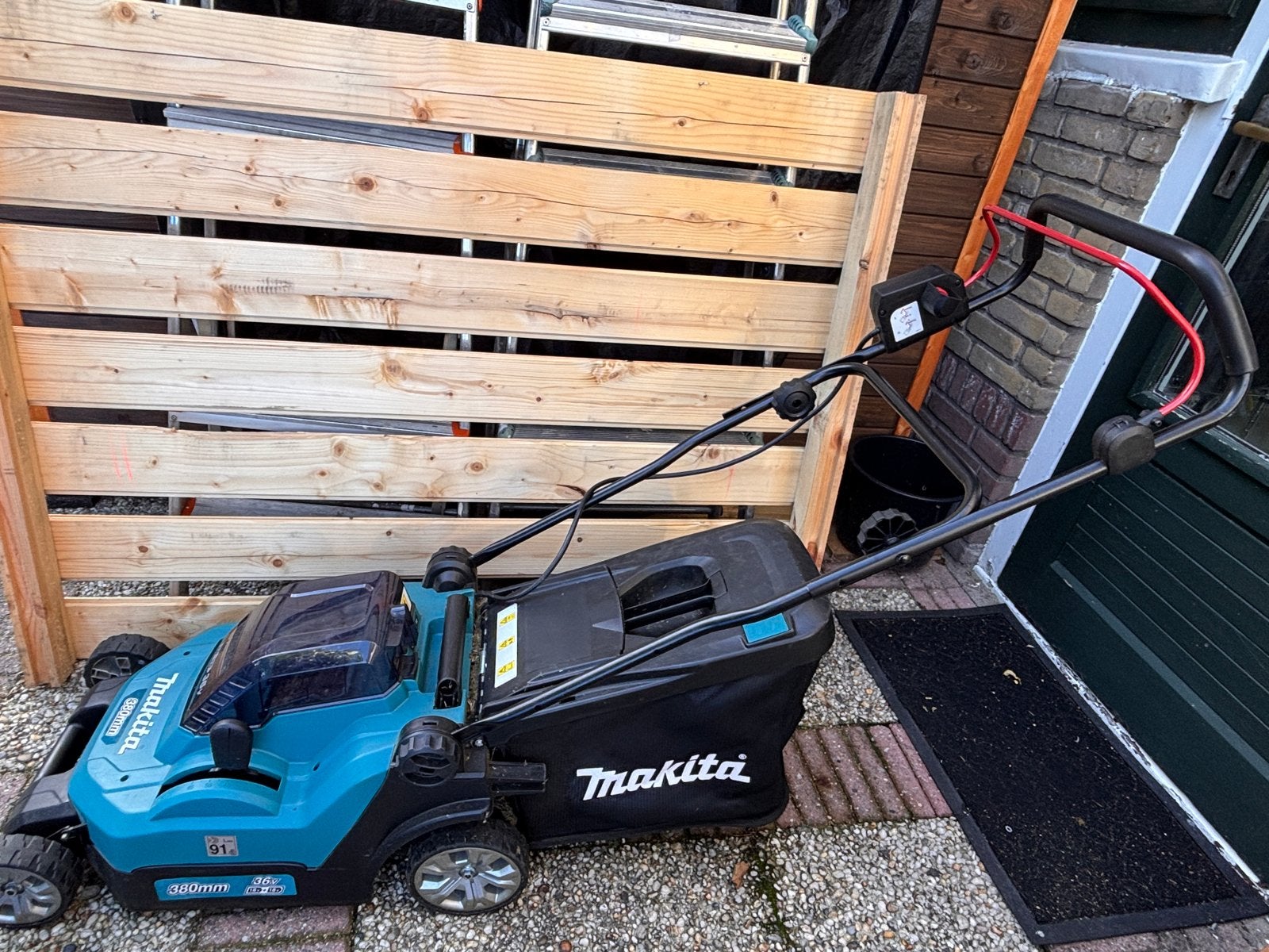 Makita Accu Grasmaaier DLM380 met lader en 2x 5.0Ah accu's, Ophalen, Cirkelmaaier, Gebruikt, Accu-grasmaaier
