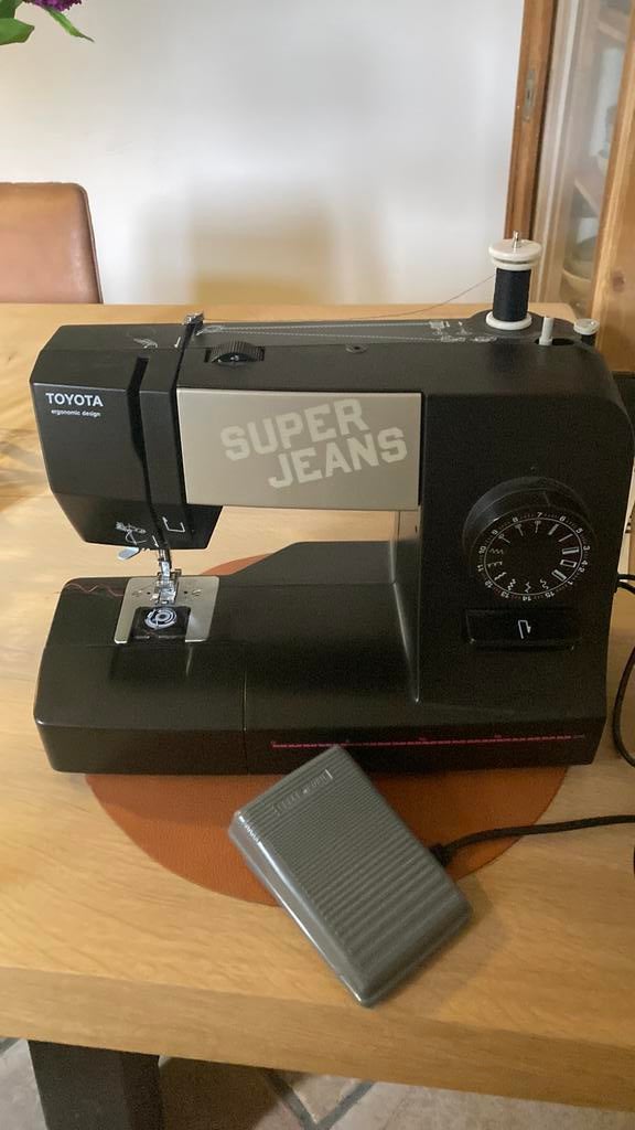Toyota super jeans naaimachine, Hobby en Vrije tijd, Naaimachines en Toebehoren, Ophalen, Zo goed als nieuw, Naaimachine, Overige merken