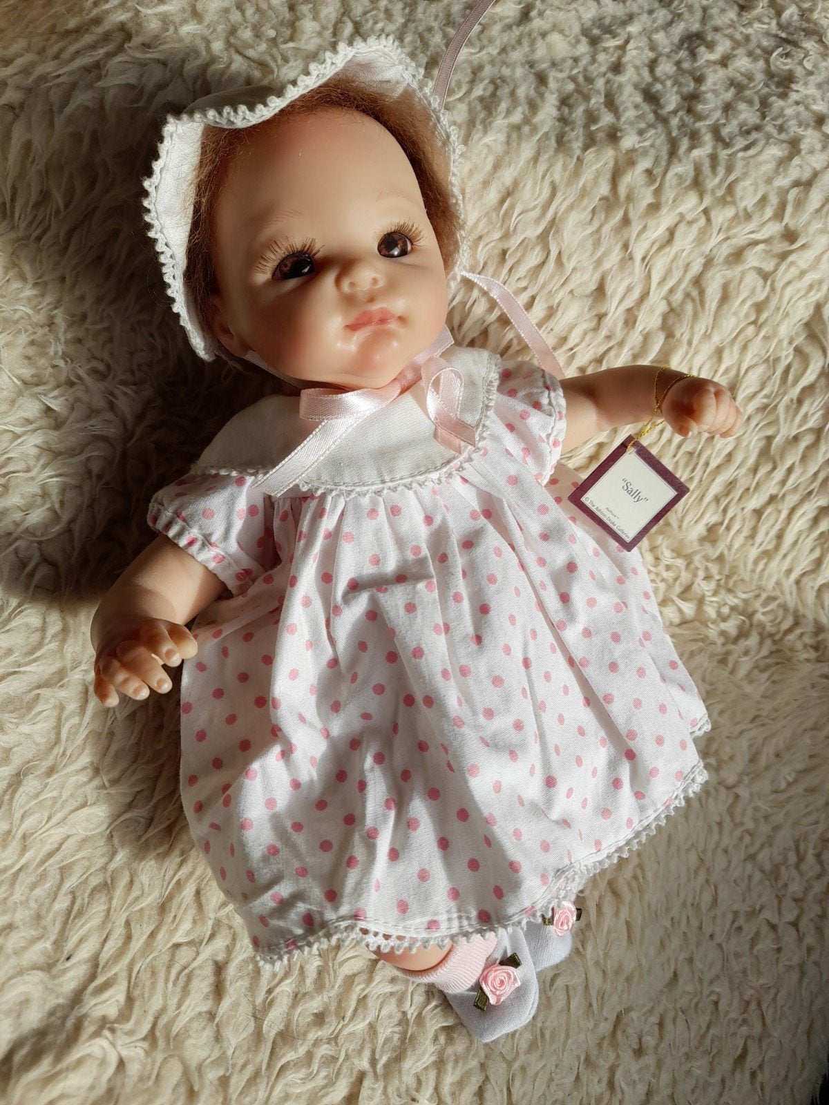 Te koop: VERZAMELPOP SALLY, ASHTON DRAKE GALLERIES  26 CM., Ophalen of Verzenden, Zo goed als nieuw, Pop, Levensecht of Reborn