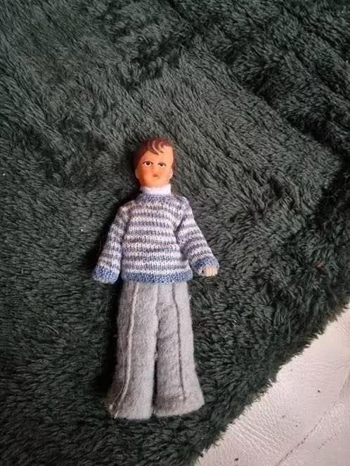 Ari popje 11 cm met gebreide kleding, Verzamelen, Poppen, Ophalen of Verzenden