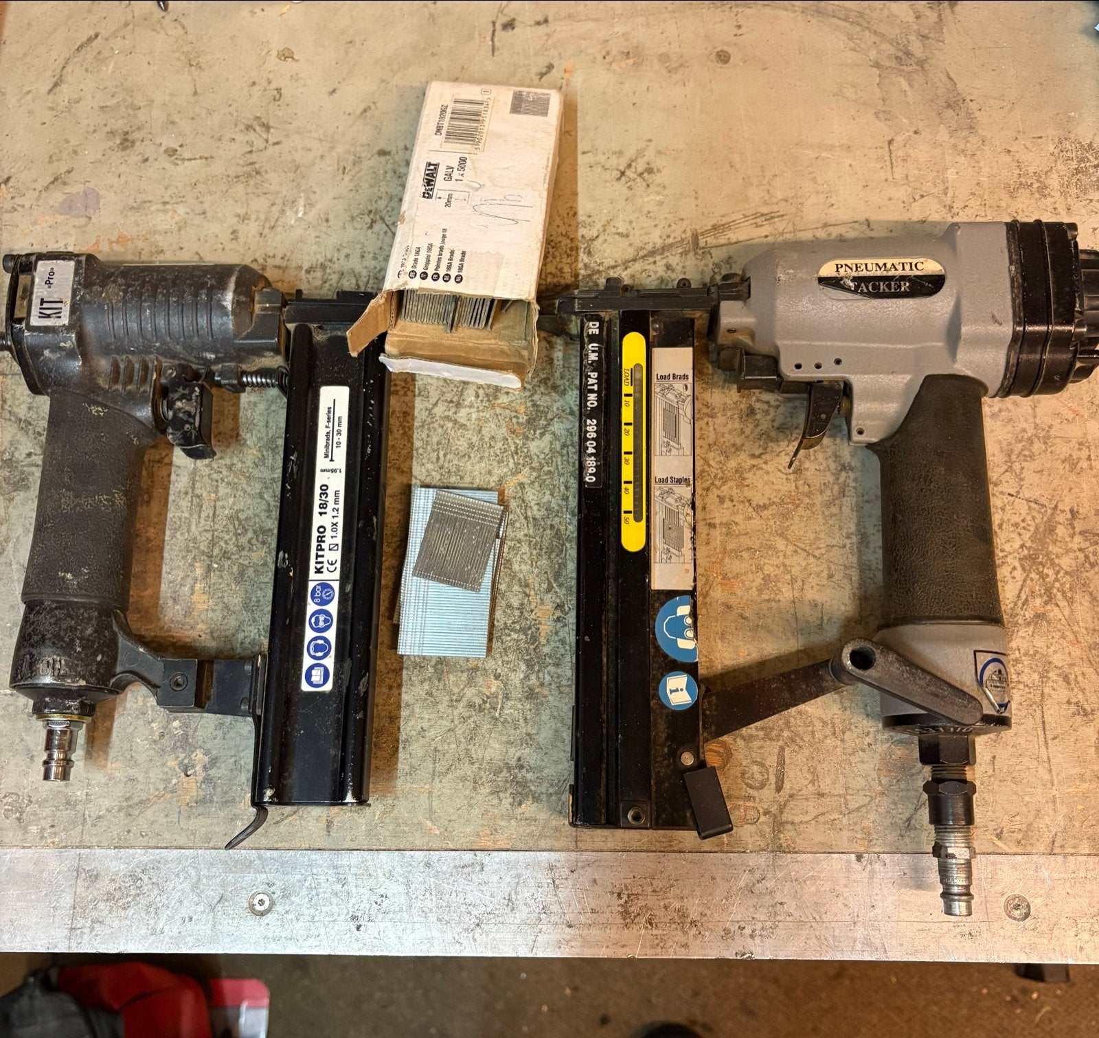 Lucht tacker Airpress en Kitpro met nietjes, Ophalen of Verzenden, Gebruikt, Tacker/nietmachine, Overige merken