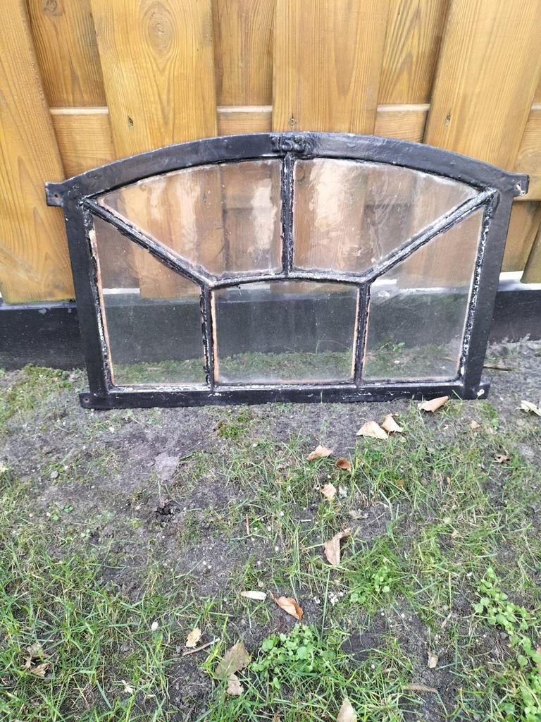 Oud raam met ijzeren frame, Doe-het-zelf en Verbouw, Glas en Ramen, Ophalen of Verzenden