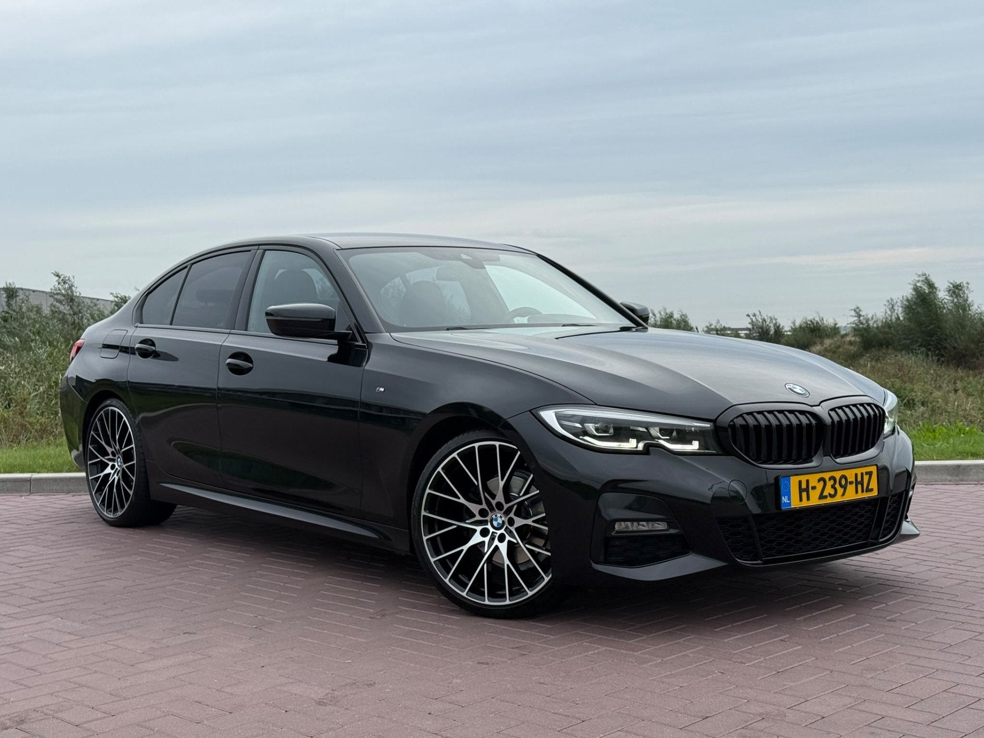 BMW 3-serie 320i High Executive / M Sport / Leder / 20inch M, Auto's, Automaat, Achterwielaandrijving, Gebruikt, 4 cilinders