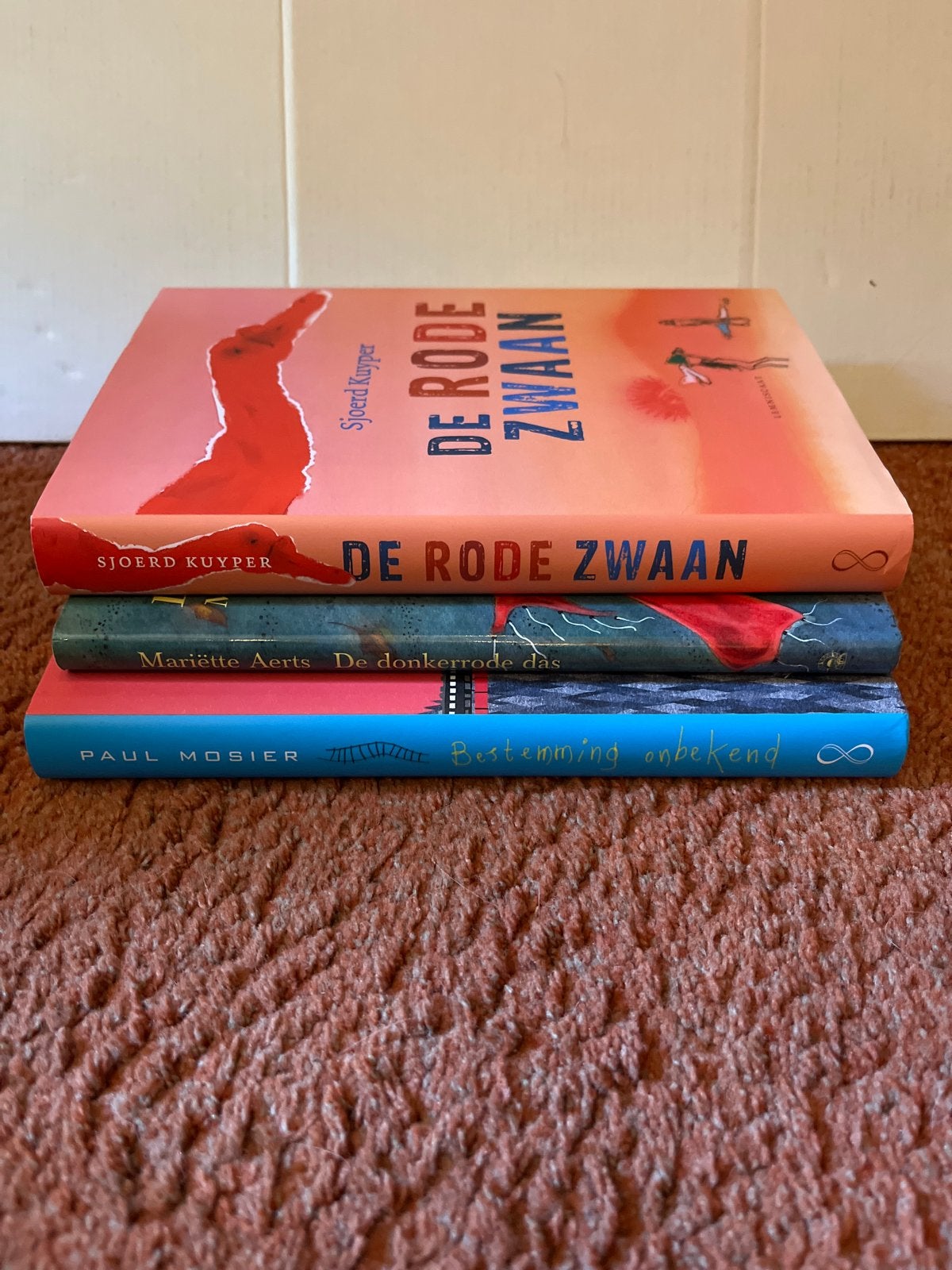 3 kinderboeken: De Rode Zwaan, De donkerrode das, Bestemming, Boeken, Verzenden, Zo goed als nieuw, Fictie algemeen