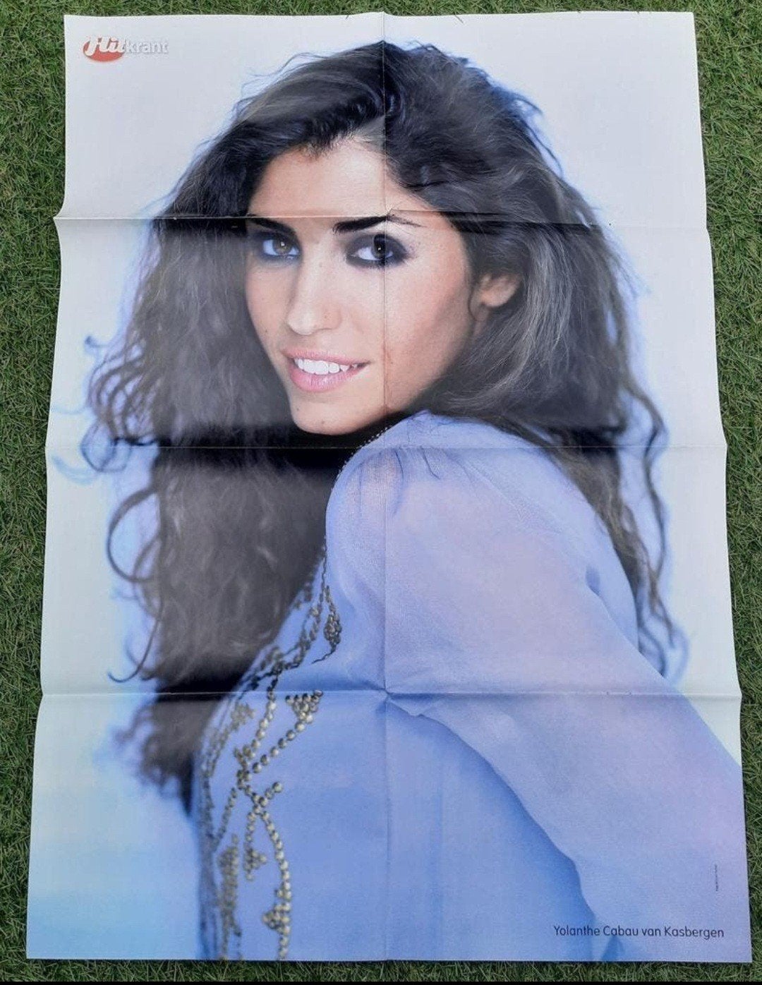 Grote Poster Hitkrant 2009 Yolanthe Cabau / 90210, Verzamelen, Ophalen of Verzenden, Gebruikt, A1 t/m A3, Film en Tv