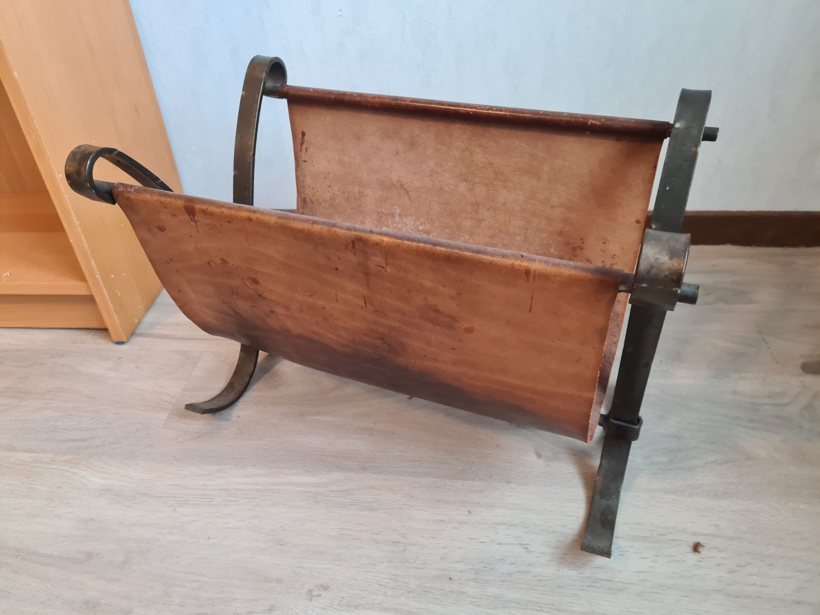 Vintage Krantenbak Lectuurbak van metaal en leer, Huis en Inrichting, Gebruikt, Metaal, Ophalen of Verzenden, Landelijk