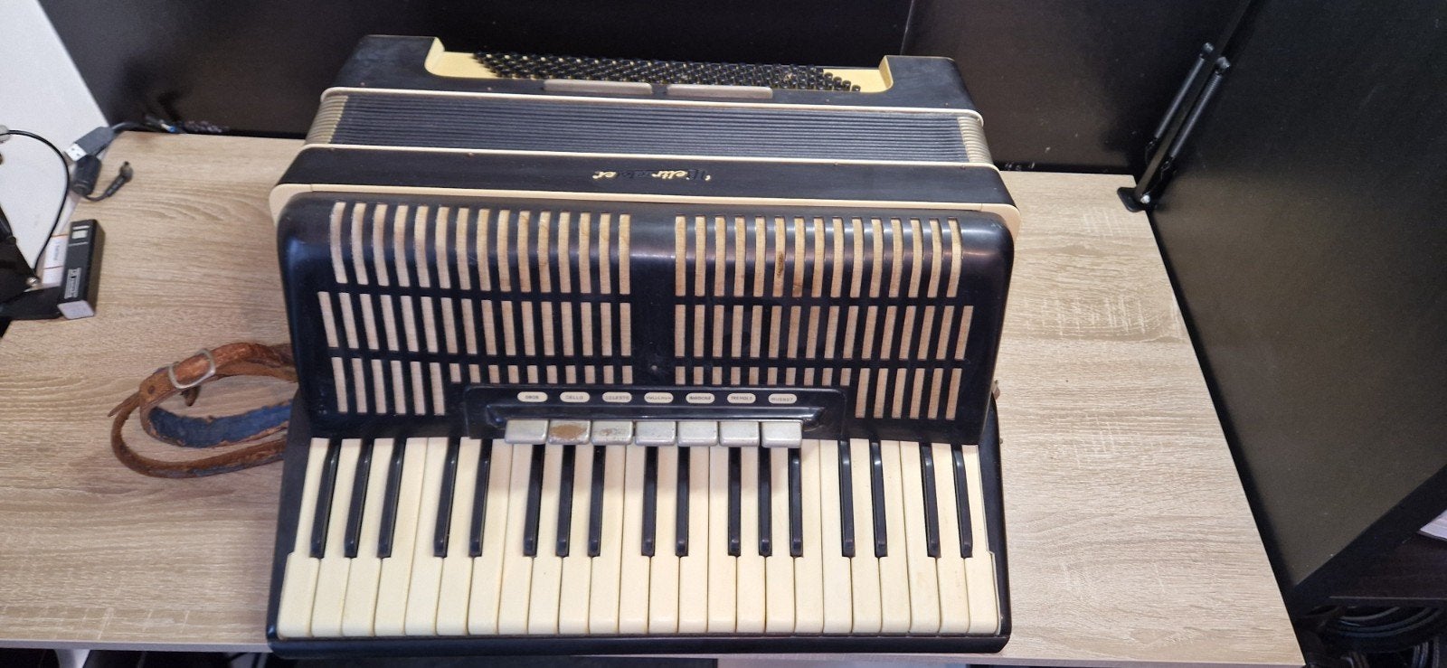 Vintage Weltmeister accordeon met koffer en riemen, Ophalen, Gebruikt, 72-bas, Met koffer