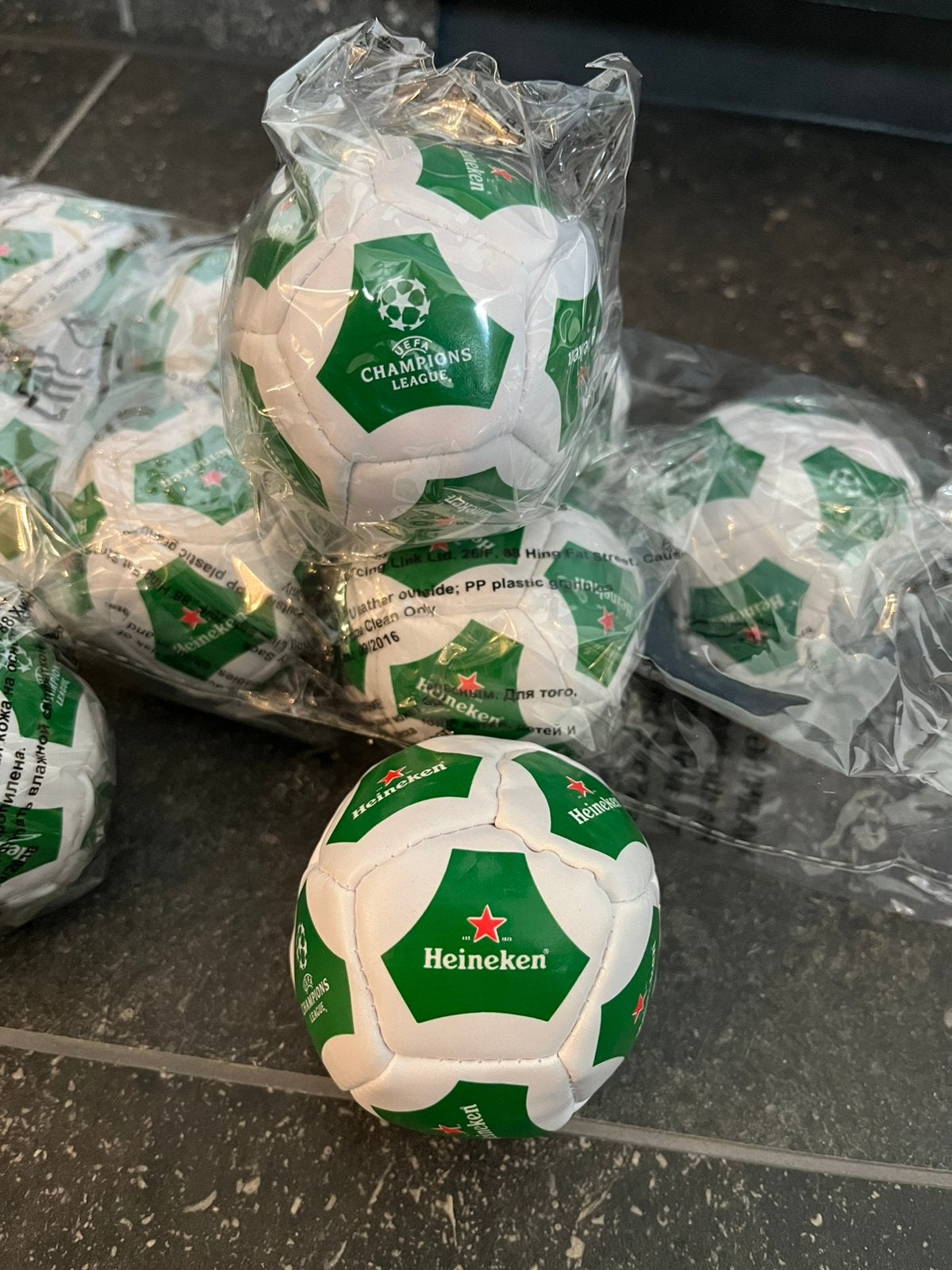 Partij 2000 stuks Heineken mini stressballen (nieuw in doos), Ophalen, ., Overige typen, Nieuw