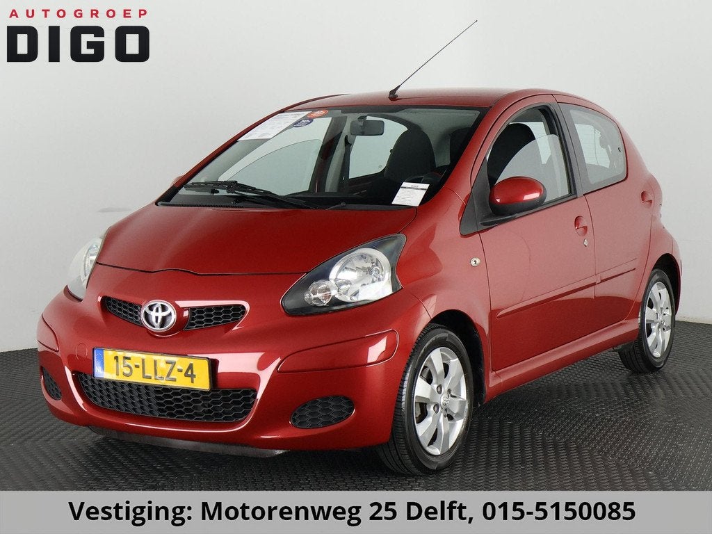Toyota Aygo 1.0-12V ASPERATION RED MET LEDER + SPORTPACK AIR, Voorwielaandrijving, Zwart, 4 stoelen, Alcantara