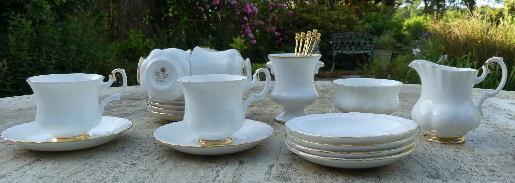 Nieuw Royal Albert Val D'OR servies, Nieuw, Ophalen of Verzenden, Wedgwood, Kop(pen) en/of Schotel(s)