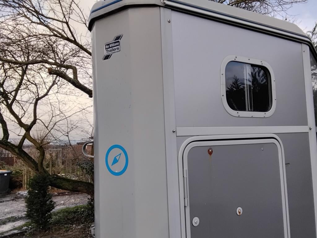 Ifor Williams HB403 van 2018.   Met vóóruitloop en alu-bodem, Ophalen, Zo goed als nieuw, Polyester, 1½-paards trailer