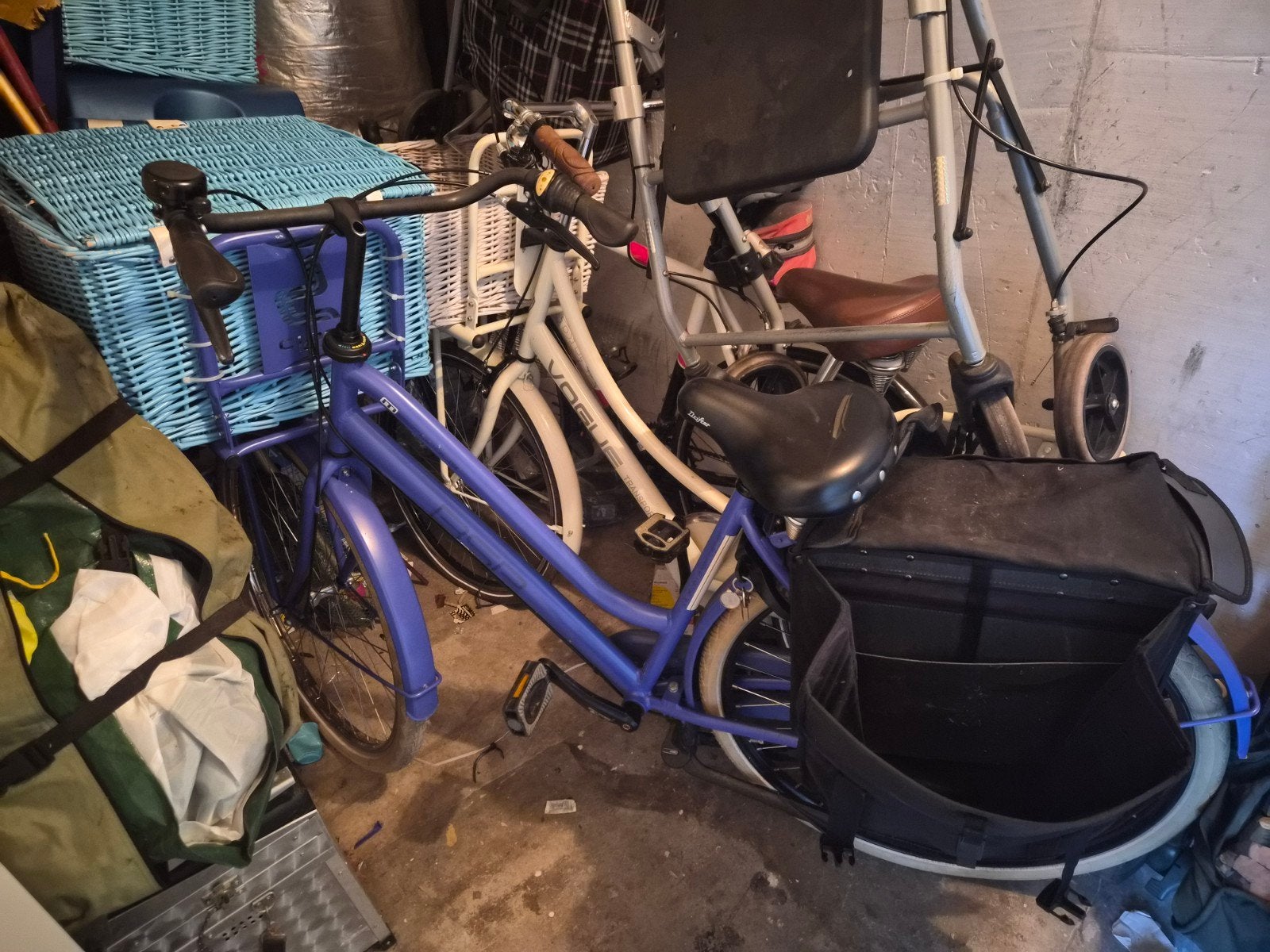 Paarse damesfiets met gebruikssporen en lege banden, Gebruikt, Velgrem, 50 tot 53 cm, Ophalen