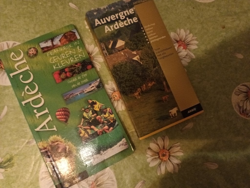 2 reisgidsen Auvergne Ardeche Frankrijk. ANWB Goud Lyon Albi, Boeken, Reisgidsen, Overige merken, Europa, Ophalen of Verzenden