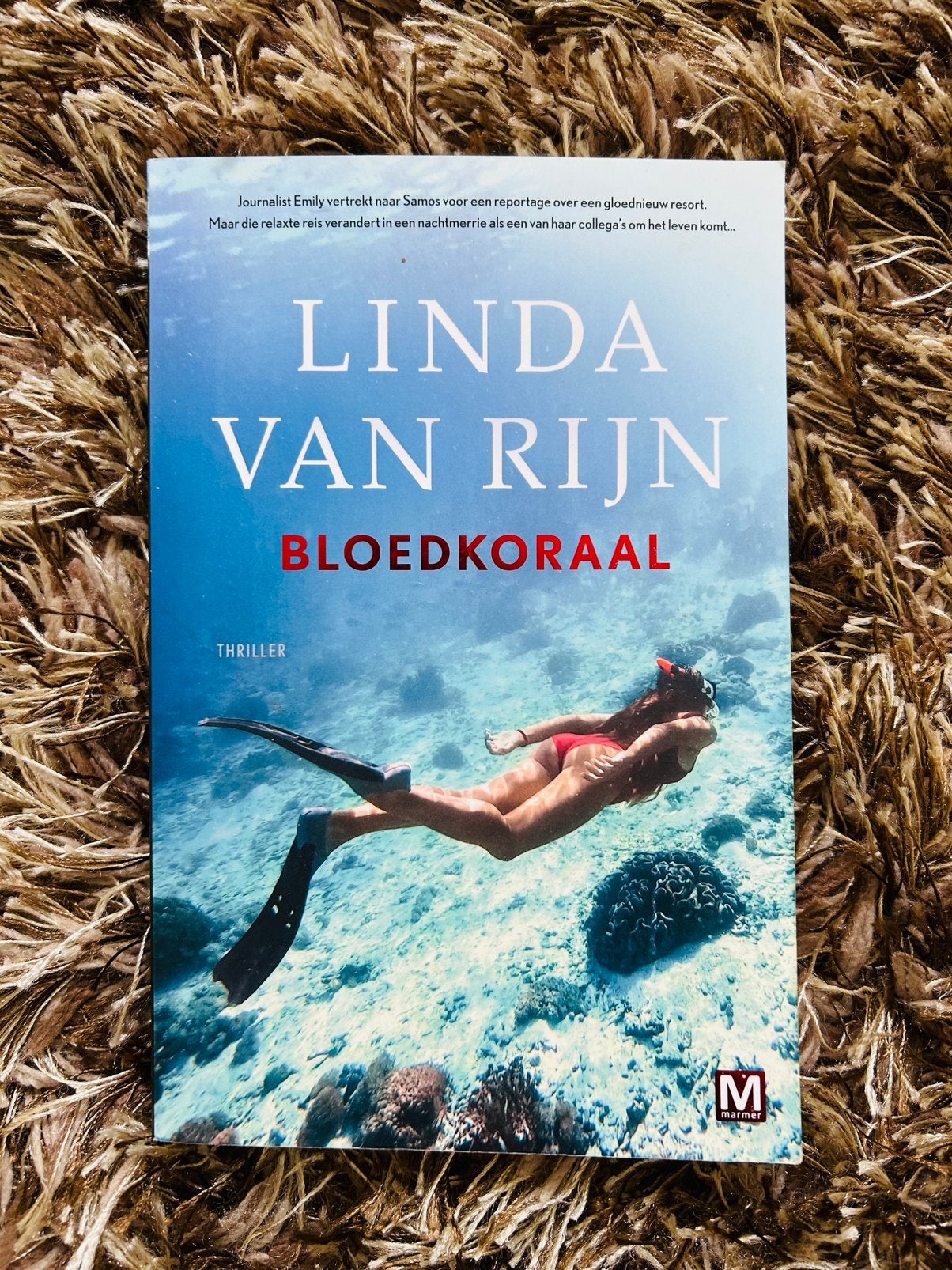 Bloedkoraal - Linda van Rijn - vakantie thriller, Ophalen of Verzenden, Gelezen, Nederland
